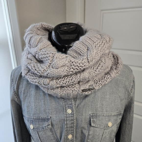 MICHAEL KORS GREY KNITWEAR CABLE KNIT FLEECE LINED INFINITY SCARF WOMEN OS BUFF - Picture 3 of 9